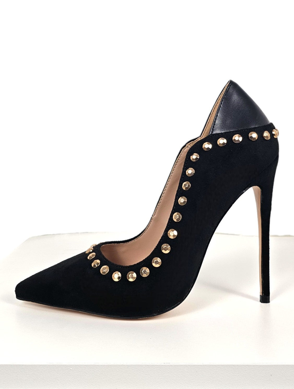 Decollete in camoscio nero con borchie