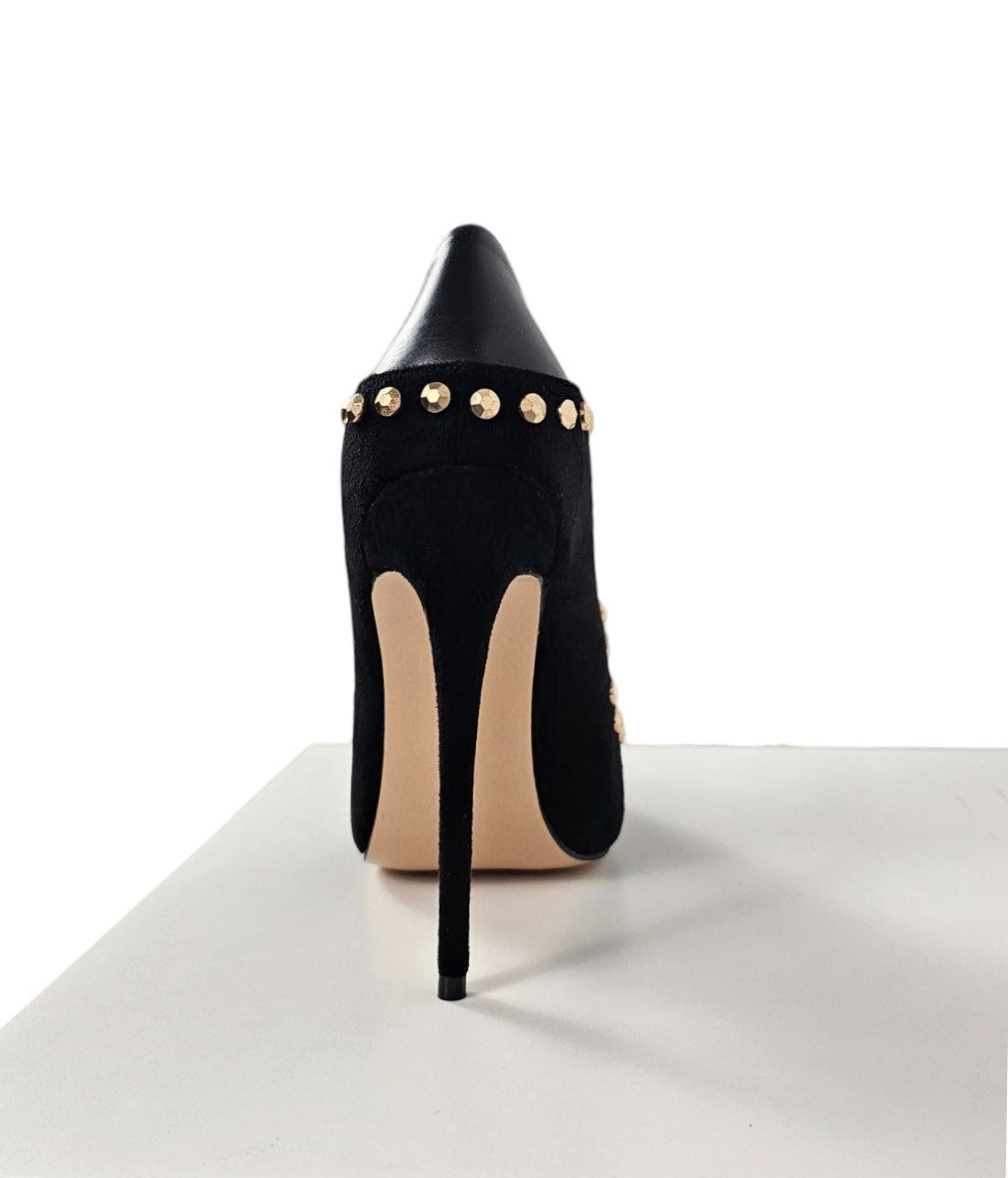 Decollete in camoscio nero con borchie