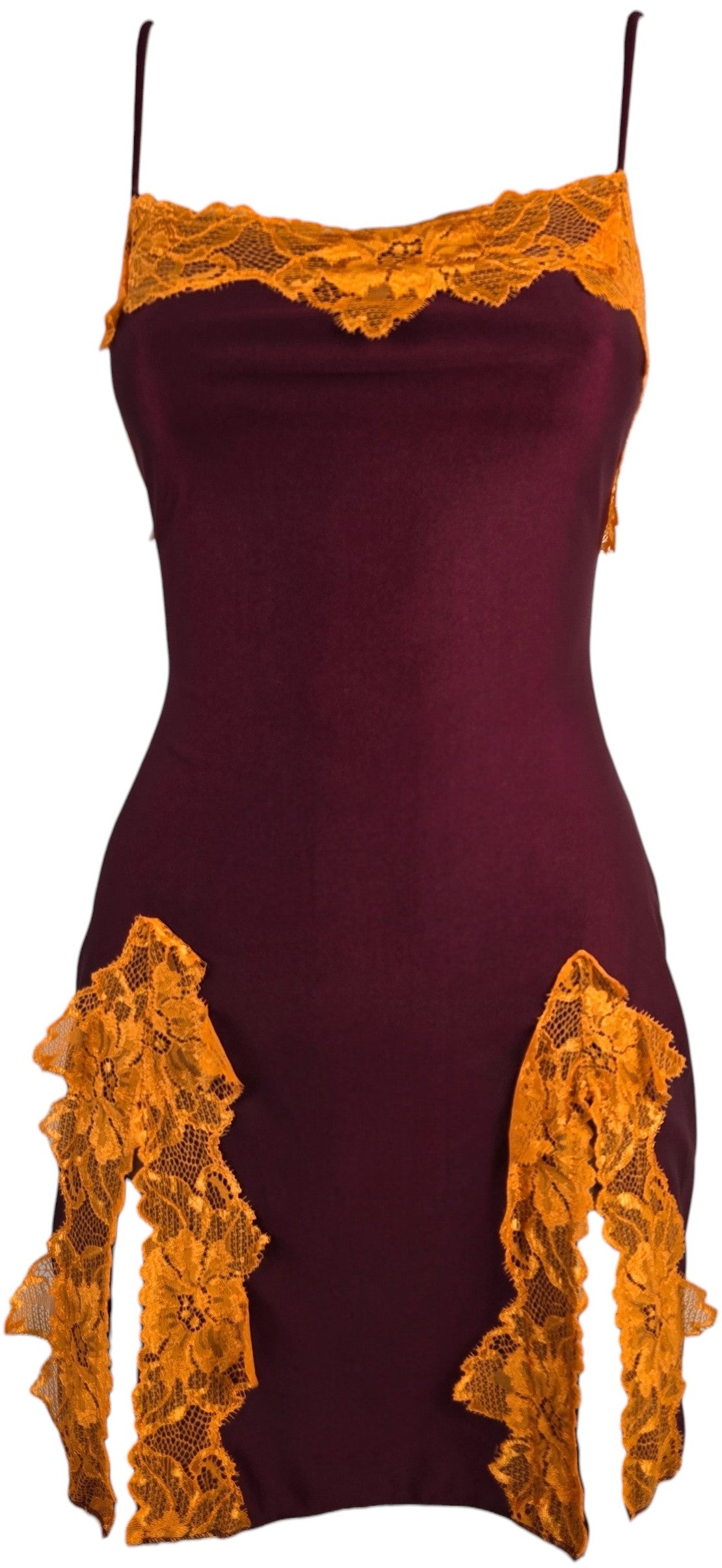Abito bordeaux con pizzo