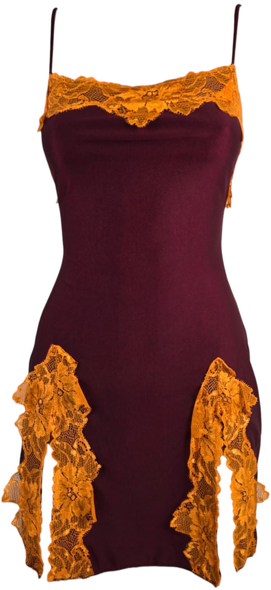 Abito bordeaux con pizzo