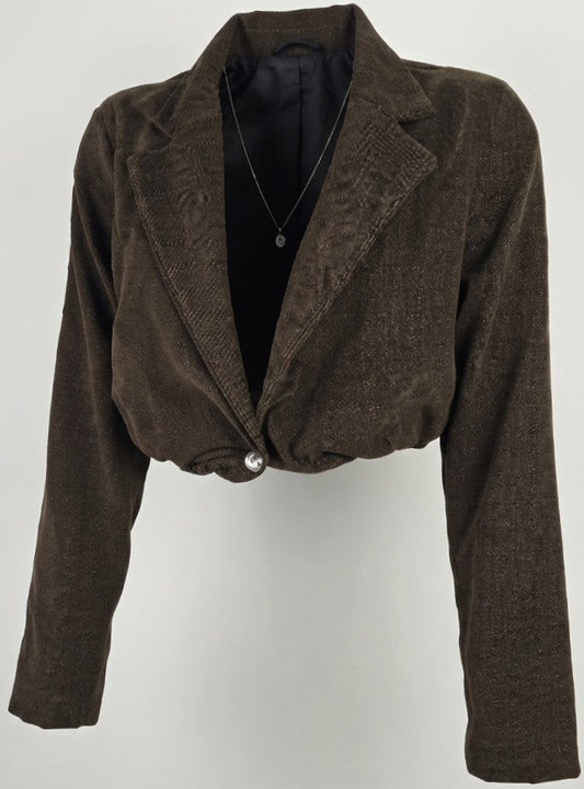 Blazer crop con bottone gioiello